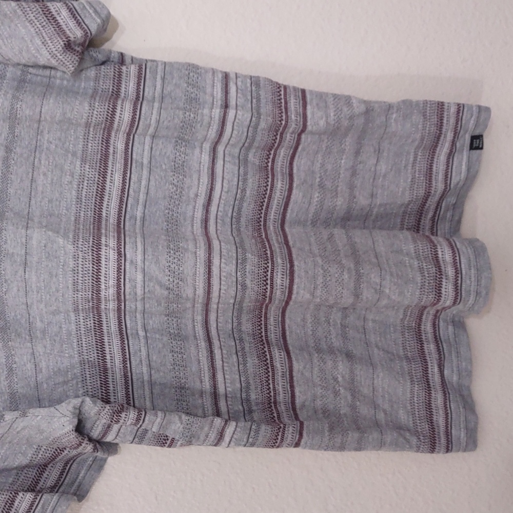 SLIGHTLY USED VANS T-SHIRT SIZE L COLOR GRAY AND BURGUNDY HAS POCKET - Picture 10 of 11